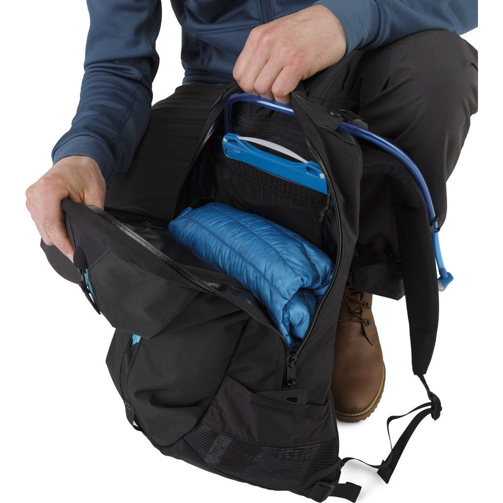 Arc'teryx Arro 22 Backpack Black/Blue Tetra 226426 – Sportique Arc'teryx Arro 22 Backpack Black/Blue Tetra 226426 – Sportique