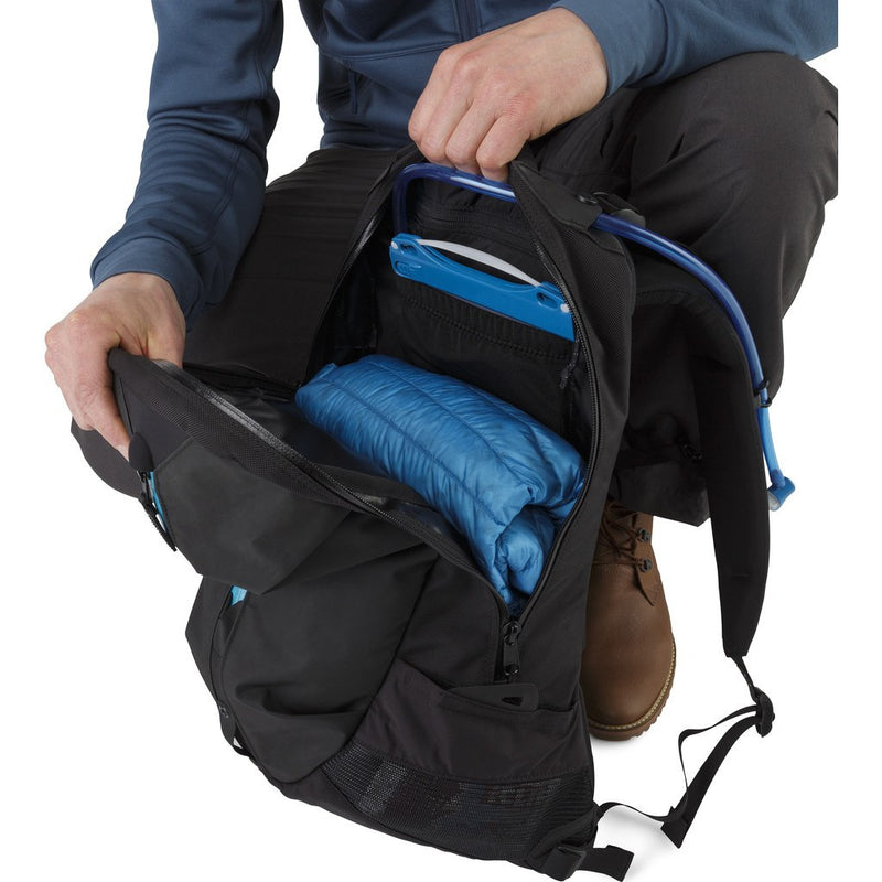 Arc'teryx Arro 22 Backpack Black/Blue Tetra 226426 – Sportique Arc'teryx Arro 22 Backpack Black/Blue Tetra 226426 – Sportique