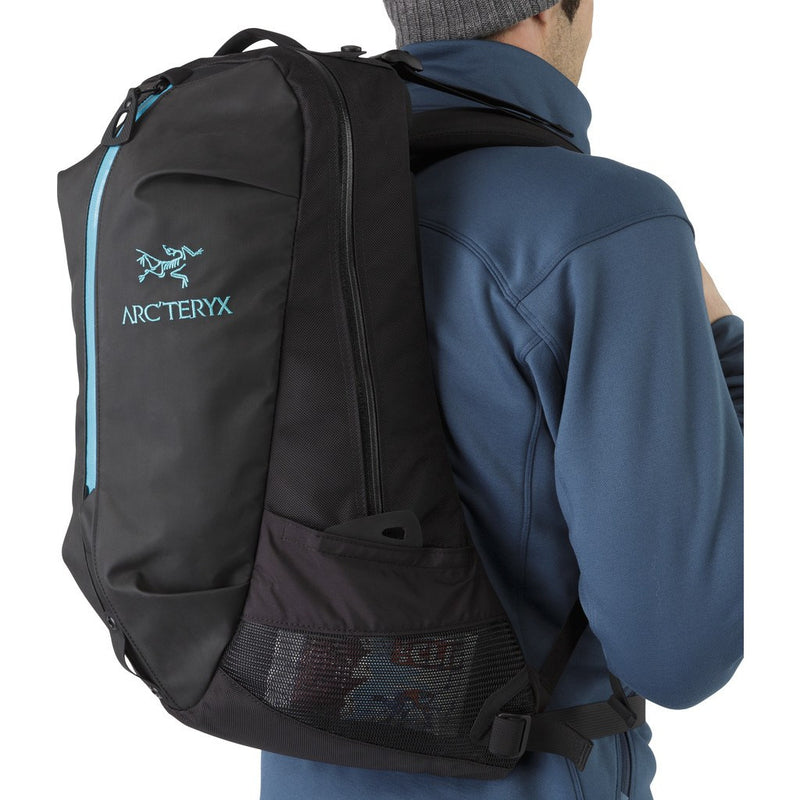 Arc'teryx Arro 22 Backpack Black/Blue Tetra 226426 – Sportique Arc'teryx Arro 22 Backpack Black/Blue Tetra 226426 – Sportique